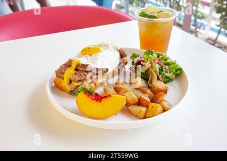 Das offene Sandwich mit Ei und Roastbeef wird in einem Café-Restaurant serviert. Stockfoto