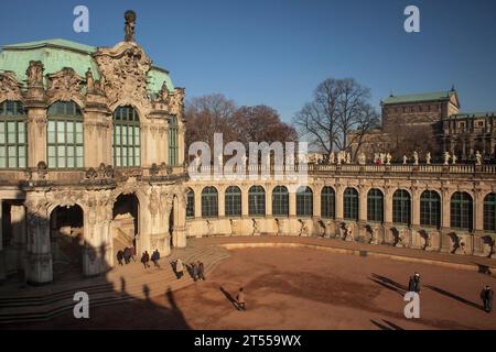 Aus der Vogelperspektive einige Besucher, die das Schloss Zwinger in Dresden betreten Stockfoto