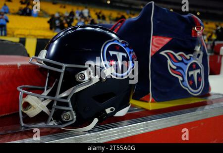 Pittsburgh, PA, USA. November 2023. Titans Helm beim Spiel Pittsburgh Steelers vs Tennessee Titans in Pittsburgh, PA. Jason Pohuski/CSM/Alamy Live News Stockfoto