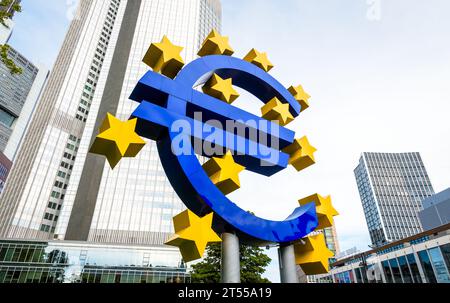 Die Euro-Skulptur ist ein großes Euro-Schild vor dem Eurotower in Frankfurt, Deutschland, dem ehemaligen Sitz der Europäischen Zentralbank (EZB). Stockfoto