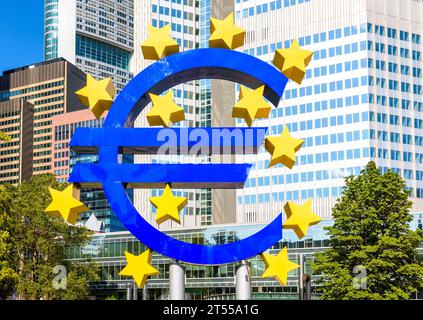 Die Euro-Skulptur ist ein großes Euro-Schild vor dem Eurotower in Frankfurt, Deutschland, dem ehemaligen Sitz der Europäischen Zentralbank (EZB). Stockfoto