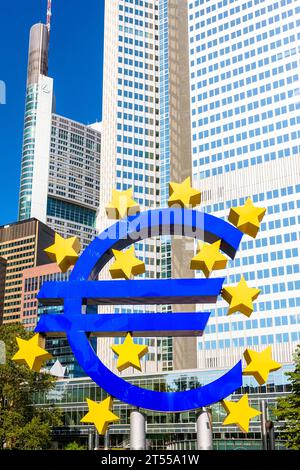 Die Euro-Skulptur ist ein großes Euro-Schild vor dem Eurotower in Frankfurt, Deutschland, dem ehemaligen Sitz der Europäischen Zentralbank (EZB). Stockfoto