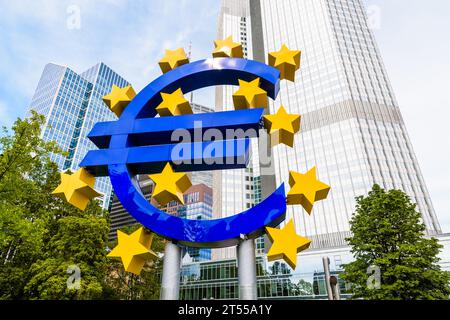 Die Euro-Skulptur ist ein großes Euro-Schild vor dem Eurotower in Frankfurt, Deutschland, dem ehemaligen Sitz der Europäischen Zentralbank (EZB). Stockfoto