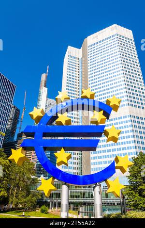 Die Euro-Skulptur ist ein großes Euro-Schild vor dem Eurotower in Frankfurt, Deutschland, dem ehemaligen Sitz der Europäischen Zentralbank (EZB). Stockfoto