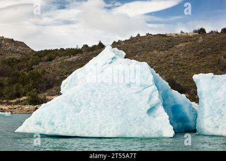 Freistehende Eisberge des Perito-Moreno-Gletschers, die auf dem Argentino-See schwimmen Stockfoto