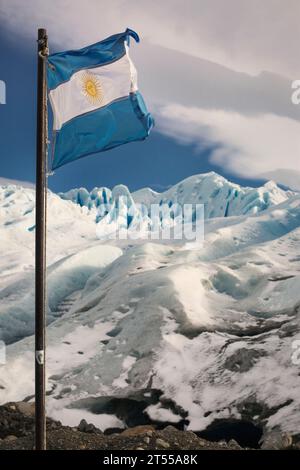 Argentinische Flagge winkt vor dem Perito-Moreno-Gletscher Stockfoto