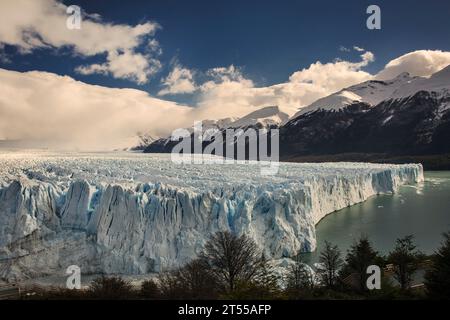 Panoramablick auf Perito Moreno und den Argentino-See, umgeben von den schneebedeckten Patagonischen Bergen Stockfoto
