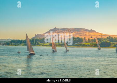 Traditionelle Felukenboote auf dem Nil. Herrlicher Blick auf den Nil bei Sonnenuntergang. Assuan, Ägypten – 19. Oktober 2023 Stockfoto