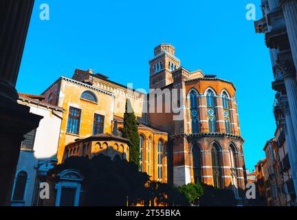 Venezianische Kirche aus rotem Backstein. Katholische Kirche in Venedig Stockfoto