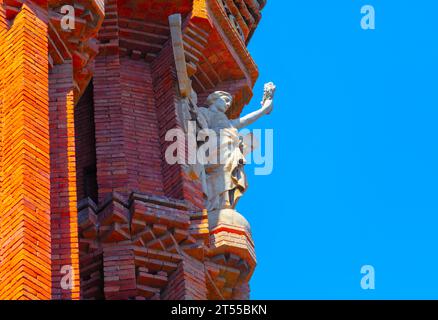 Skulptur an der Tempelwand gegen den blauen Himmel. Statue am Arco de Triunfo in Barcelona, Spanien Stockfoto