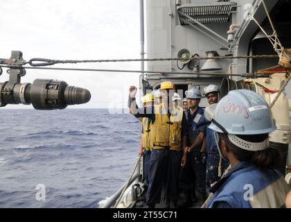 Heave a line, msc, Pazifik, WIEDERAUFFÜLLUNG AUF SEE, U.S. Navy, USNS John Ericsson (T-AO 194), USS Cowpens (CG 63) Stockfoto