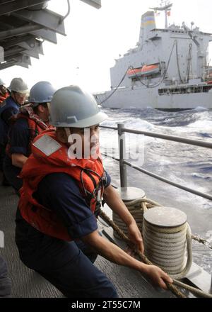 Heave a line, msc, Pazifik, WIEDERAUFFÜLLUNG AUF SEE, U.S. Navy, USNS John Ericsson (T-AO 194), USS Cowpens (CG 63) Stockfoto