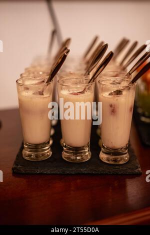 Süßes Mousse in einem hohen Glas mit einem Dessertlöffel Stockfoto
