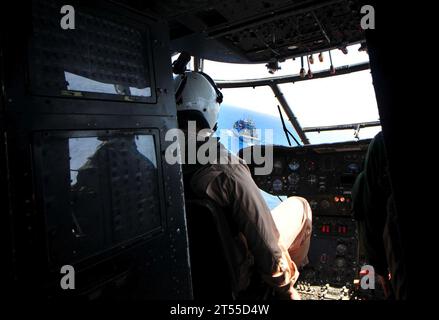 Hubschrauber, SA-330J Puma, Sailor, U.S. Navy, USNS Lewis und Clark (T-AKE 1) Stockfoto