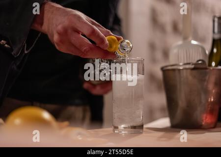 Ein Barkeeper bereitet in einem abendlichen Café ein alkoholfreies Getränk zu Stockfoto