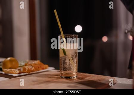 Ein Glas Sprudelwasser und eine Scheibe Limette Stockfoto