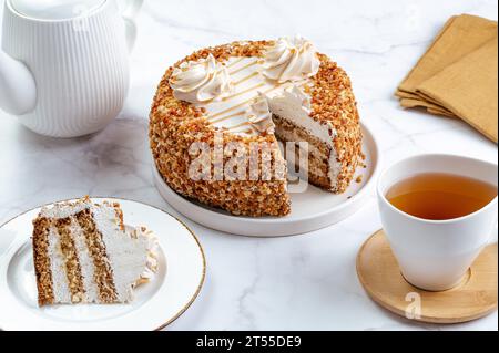 Walnusskuchen auf einem Teller Tee in einer Tasse in der Nähe. Stockfoto