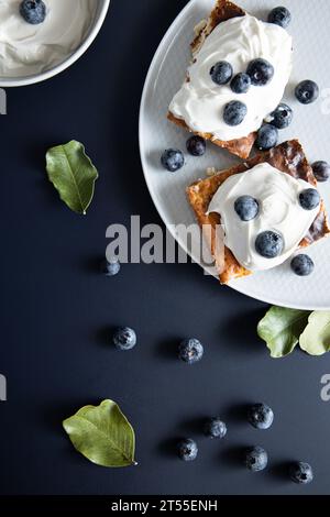 Stillleben mit Kuchen, Sauerrahm und Heidelbeeren Stockfoto