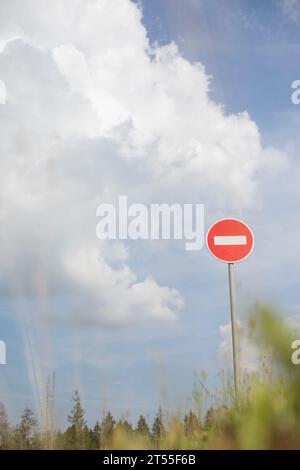 Rotes Straßenschild auf dem Hintergrund der Wolke. Verkehr ist verboten. Stockfoto