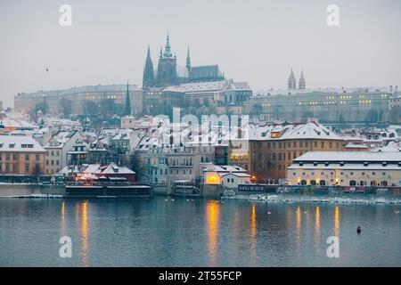 Winterdämmerung in Prag, Schnee, niemand, Lichter an, Prager Burg Stockfoto