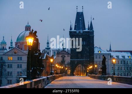 Winterdämmerung in Prag, Schnee, niemand, Lichter an, Karlsbrücke Stockfoto