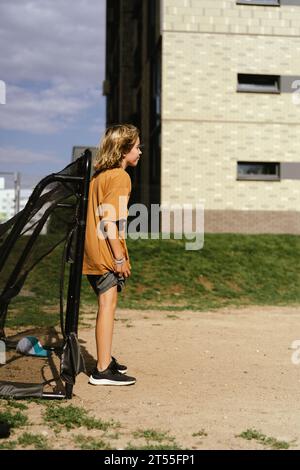 Teenager spielen Fußball im Garten. Stockfoto