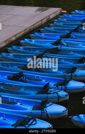 Blaues Kajak auf einem See im Matka Canyon mit Pier Stockfoto