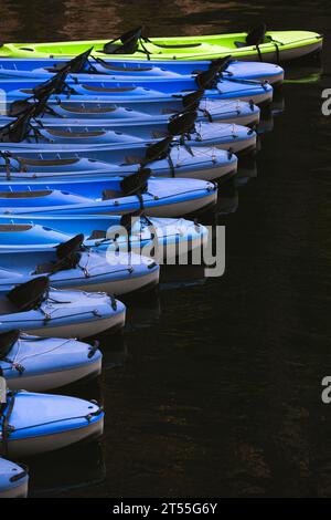 Blaues Kajak auf einem See im Matka Canyon Stockfoto
