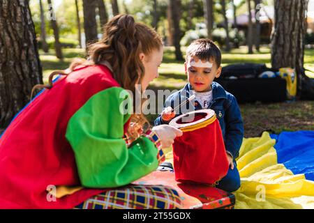 Kinderunterhalter macht einem Kind einen Zaubertrick Stockfoto