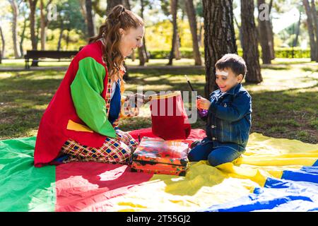 Kinderunterhalter macht einem Kind einen Zaubertrick Stockfoto