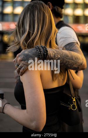 Ein paar verliebte junge Leute umarmen sich auf der Straße. Stockfoto