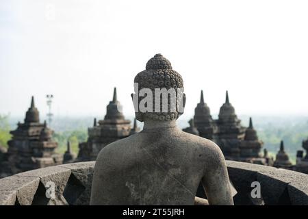 (Selektive Fokus) einen atemberaubenden Blick auf einen Buddha Statue im Vordergrund und einige glockenförmigen Stupas im Hintergrund. Stockfoto