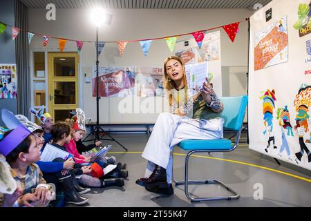 HILVERSUM - Gräfin Eloise von Orange-Nassau van Amsberg bei der Vorstellung ihres neuen Bilderbuchs "Kleider genug". Das Buch wurde in Zusammenarbeit mit Clean Clothes Campaign und The Forgotten Child geschrieben. ANP RAMON VAN FLYMEN niederlande aus - belgien aus Stockfoto