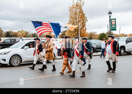 Männer in der Parade als Soldaten des Unabhängigkeitskriegs gekleidet Stockfoto