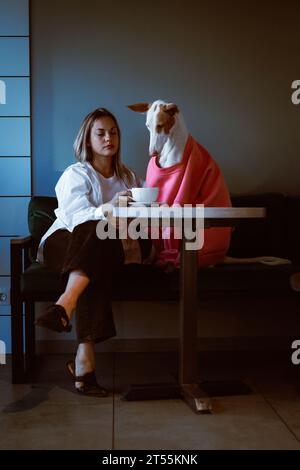 Frau mit Hund Podenco Ibicenco im Café, windhund, Porträt. Stockfoto