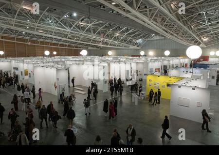 Artissima findet vom 3. Bis 5. November 2023 in Lingotto Fiere Turin statt und zeigt die Nachrichten von Unternehmen aus Italien und internationalen Branchen zeitgenössischer Kunst. Ansicht von oben Stockfoto