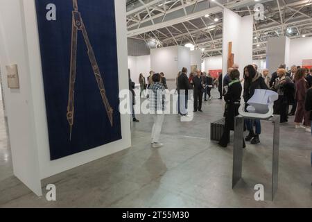 Artissima findet vom 3. Bis 5. November 2023 in Lingotto Fiere Turin statt und zeigt die Nachrichten von Unternehmen aus Italien und internationalen Branchen zeitgenössischer Kunst. Besucher Stockfoto