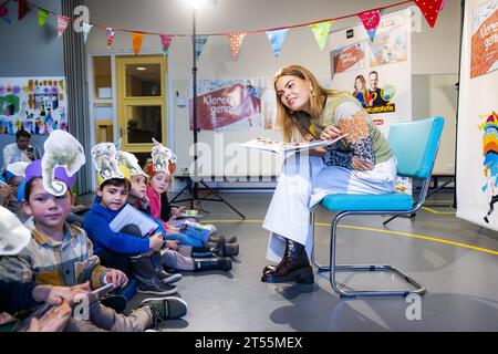 HILVERSUM - Gräfin Eloise von Orange-Nassau van Amsberg bei der Vorstellung ihres neuen Bilderbuchs "Kleider genug". Das Buch wurde in Zusammenarbeit mit Clean Clothes Campaign und The Forgotten Child geschrieben. ANP RAMON VAN FLYMEN niederlande aus - belgien aus Stockfoto