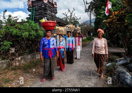 Einheimische in der Nähe der Jatiluwih-Reisterrassen, unterhalb der Batukaru-Berge. Bali, Indonesien Stockfoto