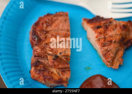 Gebratenes Fleisch in Gewürzen auf Tellern, gebratenes Steak Stockfoto