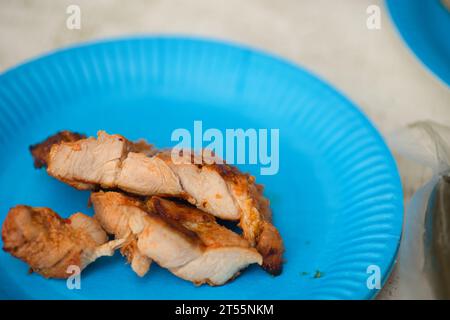 Gebratenes Fleisch in Gewürzen auf Tellern, gebratenes Steak Stockfoto