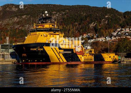 Offshore-Versorgung der ICE-Klasse AHTS Magne Viking moorierte am Skoltegrunnskaien Kai im Hafen von Bergen, Norwegen. Stockfoto