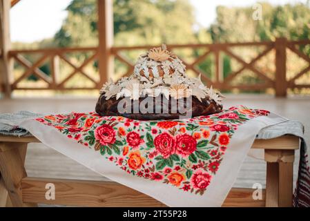Hochzeitsbrot. Hochzeitsbrot. Ein Laib ist mit Blumen aus Teig dekoriert Stockfoto