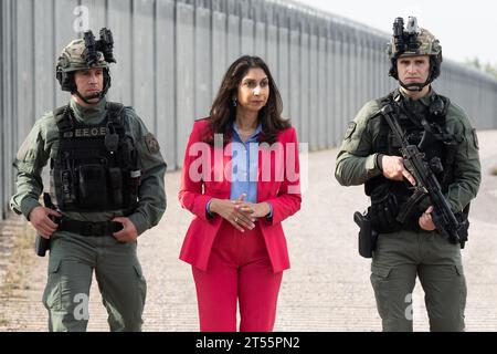 Innenministerin Suella Braverman während eines Besuchs an der nordöstlichen griechischen Grenze zur Türkei in Alexandroupolis, um Überwachungseinrichtungen zu sehen und zu erfahren, wie griechische Sicherheitskräfte die Landgrenze zu ihren türkischen Nachbarn überwachen. Der Innenminister ist zu einem zweitägigen Besuch in der Region, um über Migration und Sicherheit zu sprechen. Bilddatum: Freitag, 3. November 2023. Stockfoto