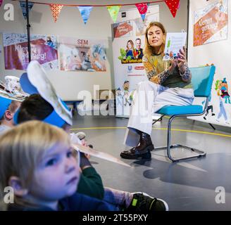 HILVERSUM - Gräfin Eloise von Orange-Nassau van Amsberg bei der Vorstellung ihres neuen Bilderbuchs "Kleider genug". Das Buch wurde in Zusammenarbeit mit Clean Clothes Campaign und The Forgotten Child geschrieben. ANP RAMON VAN FLYMEN niederlande aus - belgien aus Stockfoto