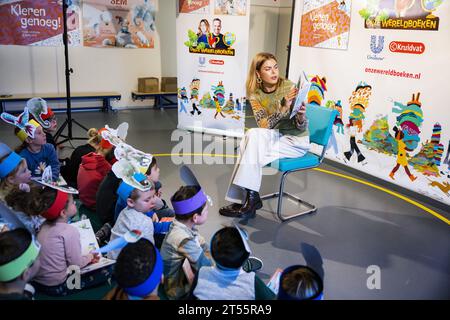 HILVERSUM - Gräfin Eloise von Orange-Nassau van Amsberg bei der Vorstellung ihres neuen Bilderbuchs "Kleider genug". Das Buch wurde in Zusammenarbeit mit Clean Clothes Campaign und The Forgotten Child geschrieben. ANP RAMON VAN FLYMEN niederlande aus - belgien aus Stockfoto