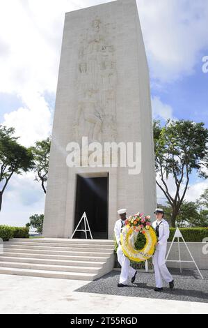 lcc 19, Manila American Cemetery and Memorial, Gedenkzeremonie, Seeleute, U.S. Navy, USS Blue Ridge, Kranz Stockfoto