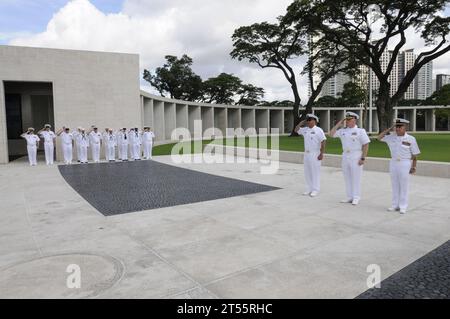 lcc 19, Manila American Cemetery and Memorial, Gedenkzeremonie, Seeleute, U.S. Navy, USS Blue Ridge Stockfoto