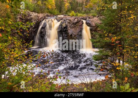 Little Manitou Falls - Ein Zwillingswasserfall an einem Fluss im Wald im Herbst. Stockfoto