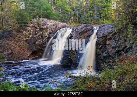 Little Manitou Falls - Ein Zwillingswasserfall an einem Fluss im Wald im Herbst. Stockfoto